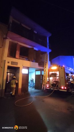 Los bomberos de la DPH han intervenido en el incendio de una chimenea en una vivienda de la calle La balsa de Alcampell.