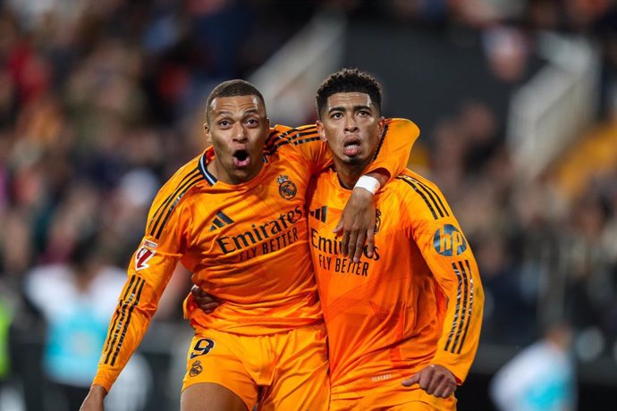 Jude Bellingham of Real Madrid celebrates a goal with teammates during the Spanish league, La Liga EA Sports, football match played between Valencia CF and Real Madrid at Mestalla stadium on January 3, 2025, in Valencia, Spain.