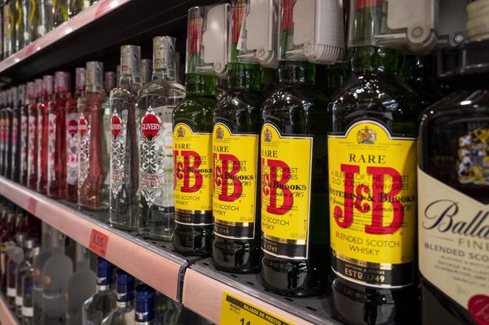 Archivo - March 9, 2022, Alicante, Spain: Bottles of Scotch Whisky brand, J&B, rare blend label seen for sale at a supermarket in Spain.