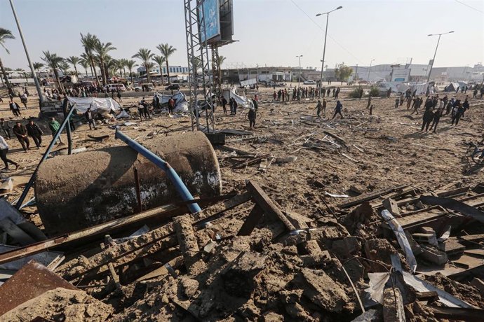 Archivo - Un palestino inspecciona los escombros de una fábrica destruida por ataques aéreos israelíes en Gaza