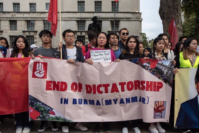 Archivo - September 21, 2024, London, United Kingdom: Protesters hold a banner and placards outside the Downing Street during the demonstration. Myanmar diaspora gathered outside the Downing Street in London. According to the protesters might the Myanmar 