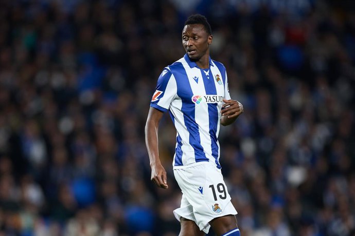 Archivo - Sadiq Umar of Real Sociedad looks on during the LaLiga EA Sports match between Real Sociedad and Real Betis Balompie at Reale Arena on December 1, 2024, in San Sebastian, Spain.