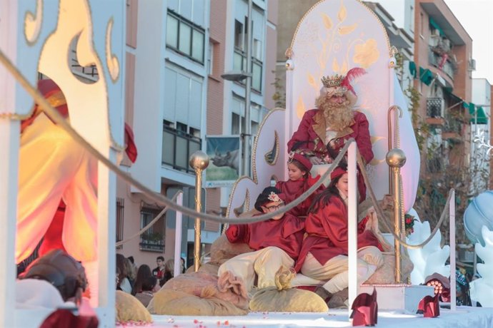 Archivo - Imagen de archivo de la Cabalgata de Reyes Magos en Mérida