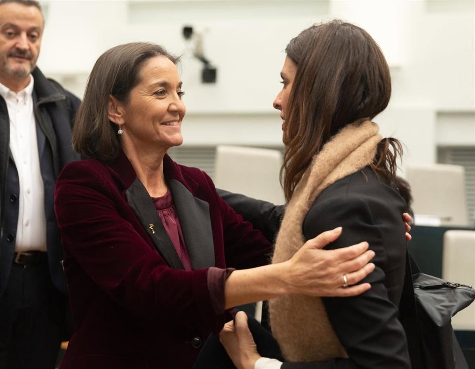 La portavoz del PSOE en el Ayuntamiento de Madrid, Reyes Maroto (i), saluda a la portavoz de Más Madrid en el Ayuntamiento de Madrid, Rita Maestre (d) durante una sesión ordinaria del Pleno municipal