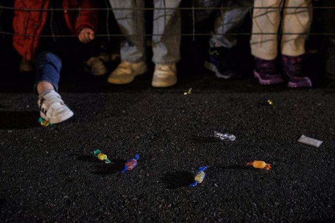 Archivo - Los niños recogen caramelos durante la cabalgata de Reyes 2023 en Madrid (España)