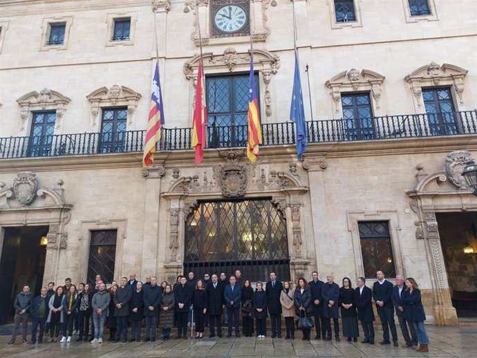 Cort recuerda al expresidente del Govern Francesc Antich con un minuto de silencio