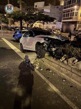 Estado en el que quedó el vehículo tras impactar contra un parterre en Las Palmas de Gran Canaria este sábado, 4 de enero de 2025. El conductor dio positivo en test de alcoholemia.