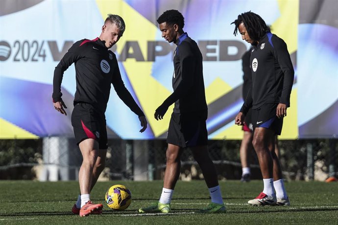 Dani Olmo, Alejandro Balde y Jules Koundé durante un entrenamiento del FC Barcelona