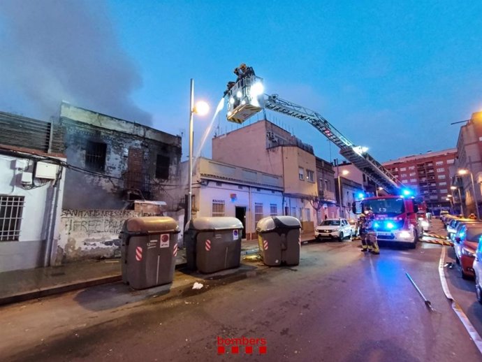 Incendio de un inmueble antiguo en Badalona (Catalunya), a 4 de enero de 2024