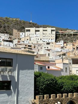 Fachada del edificio de las viviendas de la Diputación alquiladas en Sierro (Almería).