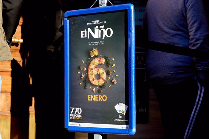 Un cartel en una administración de lotería anuncia la venta de décimos de cara al Sorteo de El Niño, a 26 de diciembre de 2024, en Madrid (España). Tras la celebración del Sorteo de Navidad, ha comenzado la compra de décimos para el Sorteo de El Niño en l