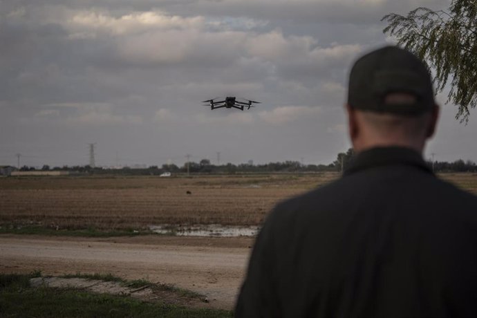 Archivo - Un agente controla un dron para la búsqueda de desaparecidos por la dana en Valencia.