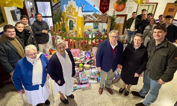 Entrega de los juguetes en el comedor benéfico de la Hijas de la Caridad de San Vicente de Paúl en el Pumarejo