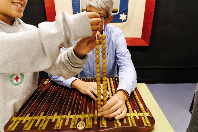 Un niño ensaya el Sorteo Extraordinario de la Lotería de Navidad.