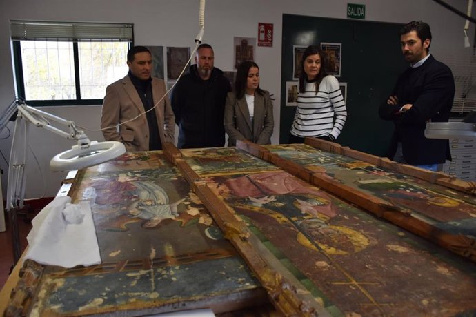 El presidente de la Diputación de Cuenca, Álvaro Martínez Chana, visitando los trabajos de restauración del retablo de la Cátedra de San Pedro de la Colegiata de Belmonte.