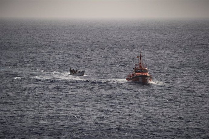 Archivo - Imagen de un rescate de una embarcación Salvamar de Salvamento Marítimo 