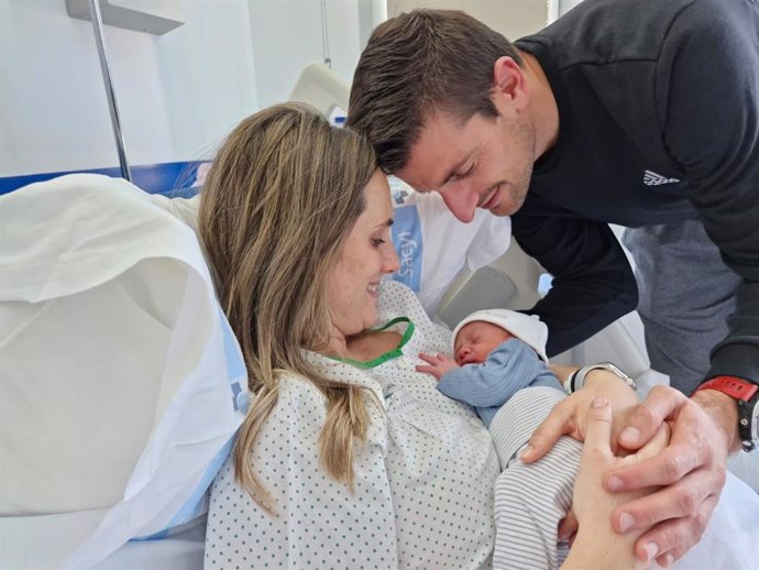 Ander Fernández, primer soriano de 2025, junto a sus padres.