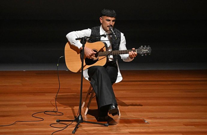 Archivo - Rodrigo Cuevas actúa durante la gala de entrega de los premios Nacionales de Cultura 2022 y 2023 en el Museo nacional de arte Reina Sofía, a 10 de octubre de 2024, en Madrid (España). 