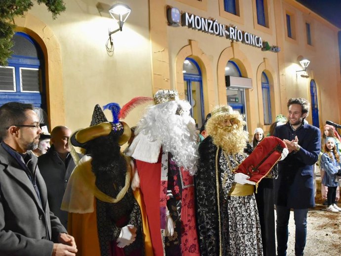 Los Reyes Magos llegan a Monzón en tren.