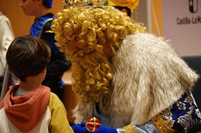 Los Reyes Magos en su visita a los hospitales de Toledo y Talavera de la mano del COMT.