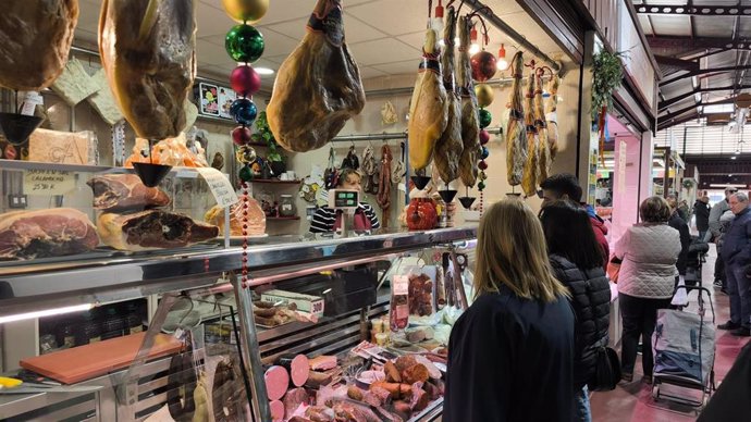 La delegada del Gobierno en la Comunitat Valenciana, Pilar Bernabé, en el mercado municipal de Aldaia (Valencia), afectado por la dana.