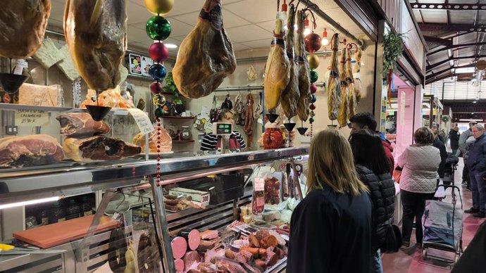 La delegada del Gobierno en la Comunitat Valenciana, Pilar Bernabé, en el mercado municipal de Aldaia (Valencia), afectado por la dana.