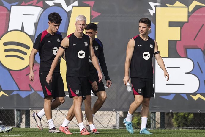 Archivo - Pau Victor, Dani Olmo, Pablo Martin Gavira Gavi and Pedro Gonzalez Pedri during the training day of FC Barcelona ahead the Spanish League, La Liga EA Sports, football match against Real Madrid at Ciudad Esportiva Joan Gamper on October 25, 2024 