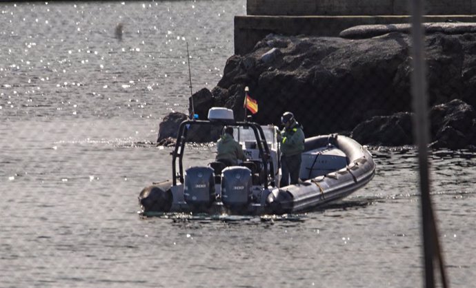 Imagen de una zodiac de la Guardia Civil durante un rescate en Ceuta