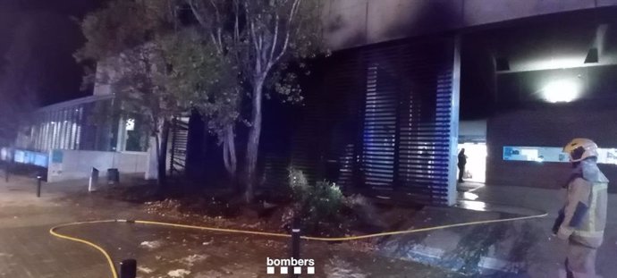 Afectació de l'incendi a l'exterior de l'Hospital de Sant Joan Despí (Barcelona)