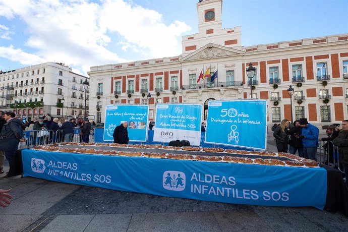 Archivo - Reparto del roscón de reyes de Aldeas Infantiles SOS, en la Puerta del Sol, a 5 de enero de 2024,  en Madrid (España).