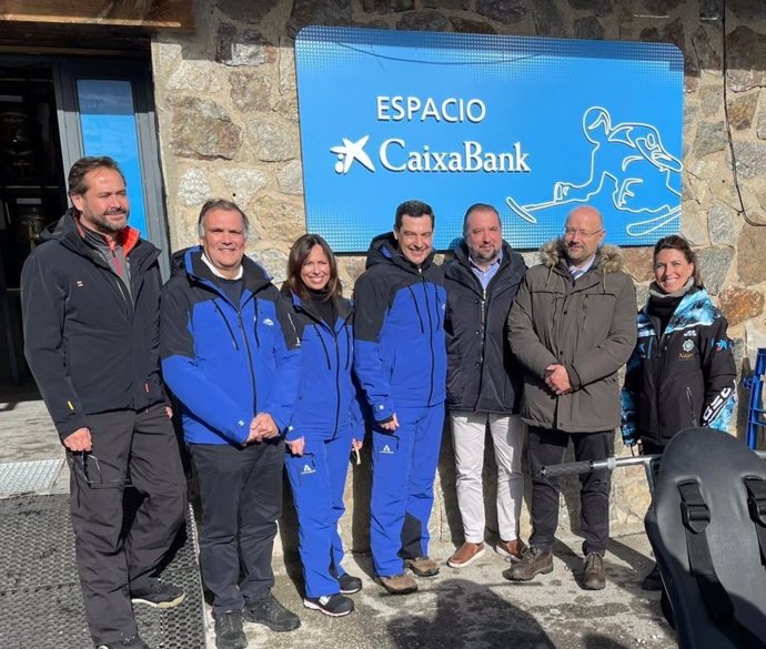 Autoridades y responsables de CaixaBank visitan la nueva sala de transición para las personas con discapacidad.