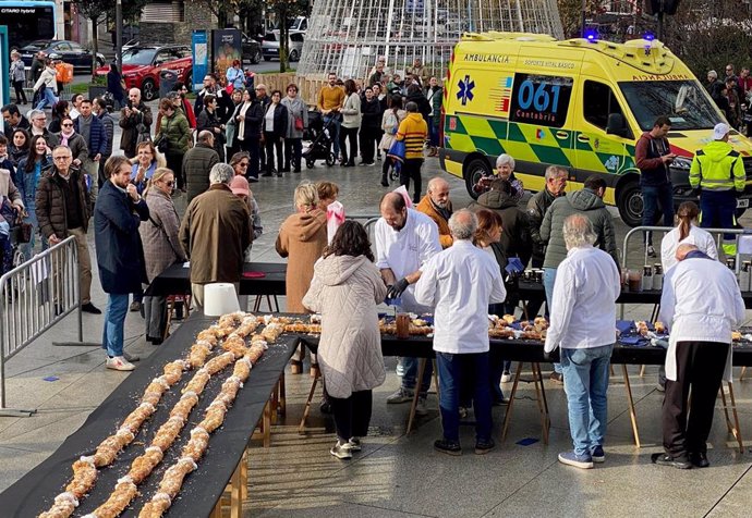 Largas colas en el reparto del roscón solidario de Santander