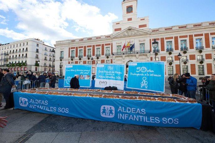 Archivo - Reparto del roscón de reyes de Aldeas Infantiles SOS, en la Puerta del Sol, a 5 de enero de 2024,  en Madrid (España). Este reparto de roscón de Aldeas Infantiles cumple este año su 32º edición de la iniciativa, con la que la organización busca 