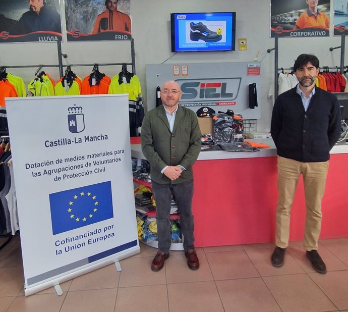 El director general de Protección Ciudadana de C-LM, Emilio Puig, en la entrega de uniformes a agrupaciones de Protección Civil de la región.