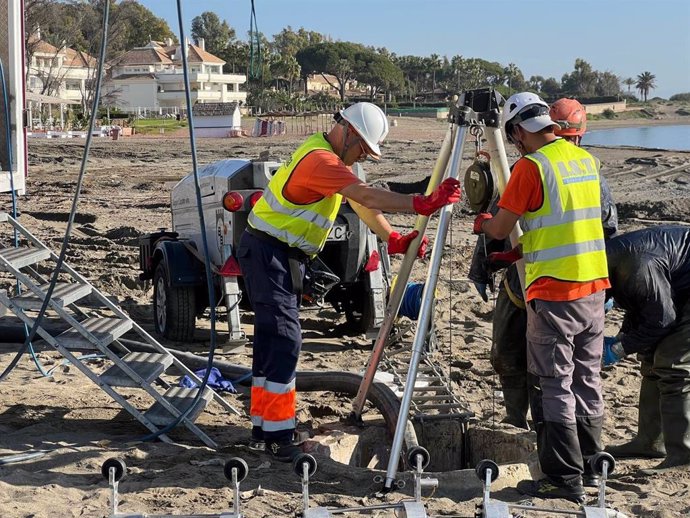 Acosol repara dos tramos de la red de saneamiento de Estepona y Marbella para reducir la conductividad