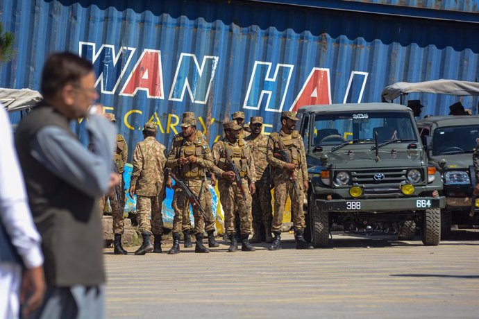 Archivo - October 6, 2024, Islamabad, Pakistan: Pakistan Army soldiers stand guard in anticipation of former Prime Minister Imran Khan's supporters and activists amid the ongoing protests. Pakistan's capital was locked down on October 5, swarmed by securi