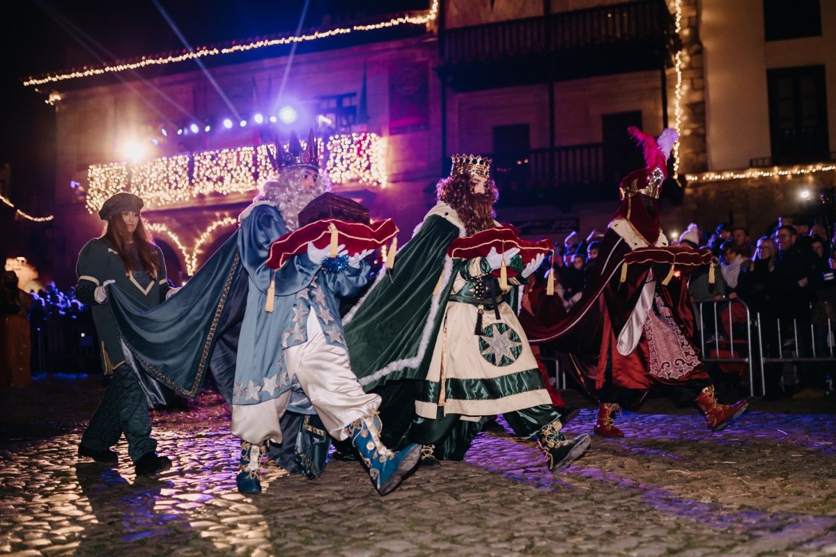 Los Reyes Magos traerán la ilusión en las múltiples cabalgatas de Cantabria y llegarán en avioneta y barco