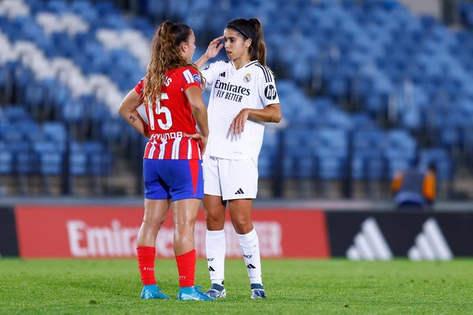 Archivo - Alba Redondo of Real Madrid talks to Silvia Lloris of Atletico Madrid during the Spanish Women League, Liga F, football match played between Real Madrid and Atletico de Madrid at Alfredo Di Stefano stadium on October 13, 2024, in Valdebebas, Mad