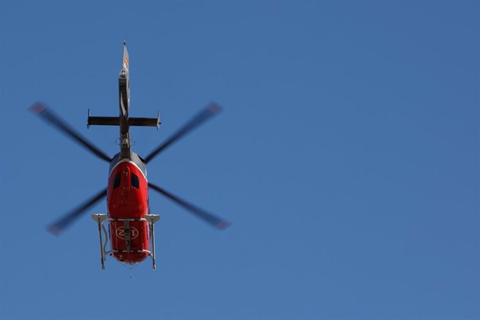 Archivo - Imagen de un helicóptero del servicio de emergencias de Navarra