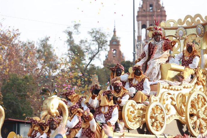 La cabalgata de Reyes de Sevilla recorre la ciudad un día antes para esquivar la lluvia