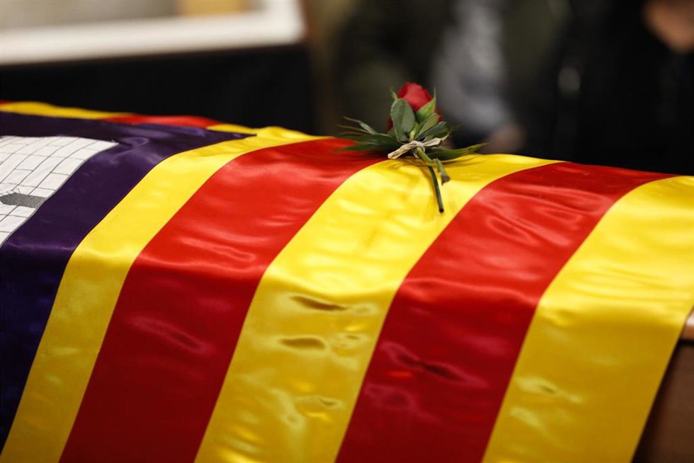 Detalle del ataúd de Francesc Antich con una bandera y una rosa durante la capilla ardiente, en el Consolat de Mar, a 3 de enero de 2025, en Palma. Archivo.