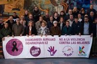 Decenas de personas se concentran en Barakaldo contra la violencia machista tras el crimen de este viernes