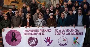 Decenas de personas se concentran en Barakaldo contra la violencia machista tras el crimen de este viernes