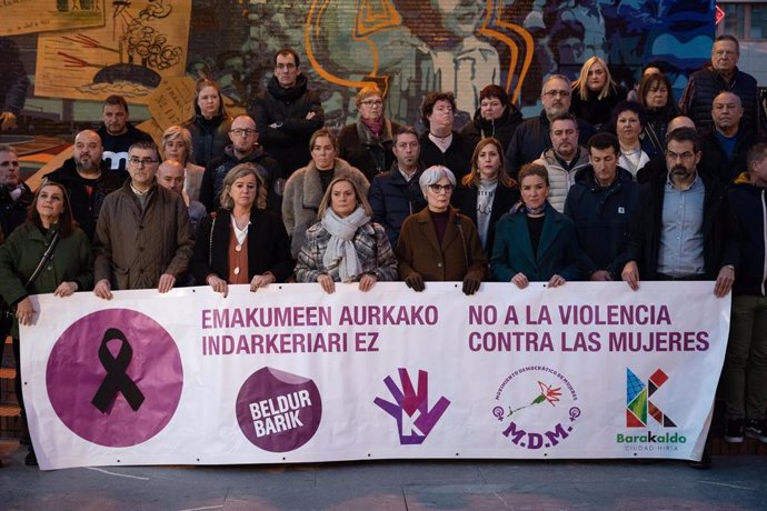 Decenas de personas durante una concentración para condenar la muerte de una mujer presuntamente a manos de su hijo, en la Herriko Plaza, a 4 de enero de 2025, en Barakaldo.