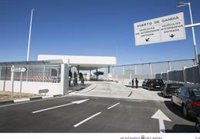 Herido un bombero durante los trabajos de extinción de un incendio en el puerto de Gandia