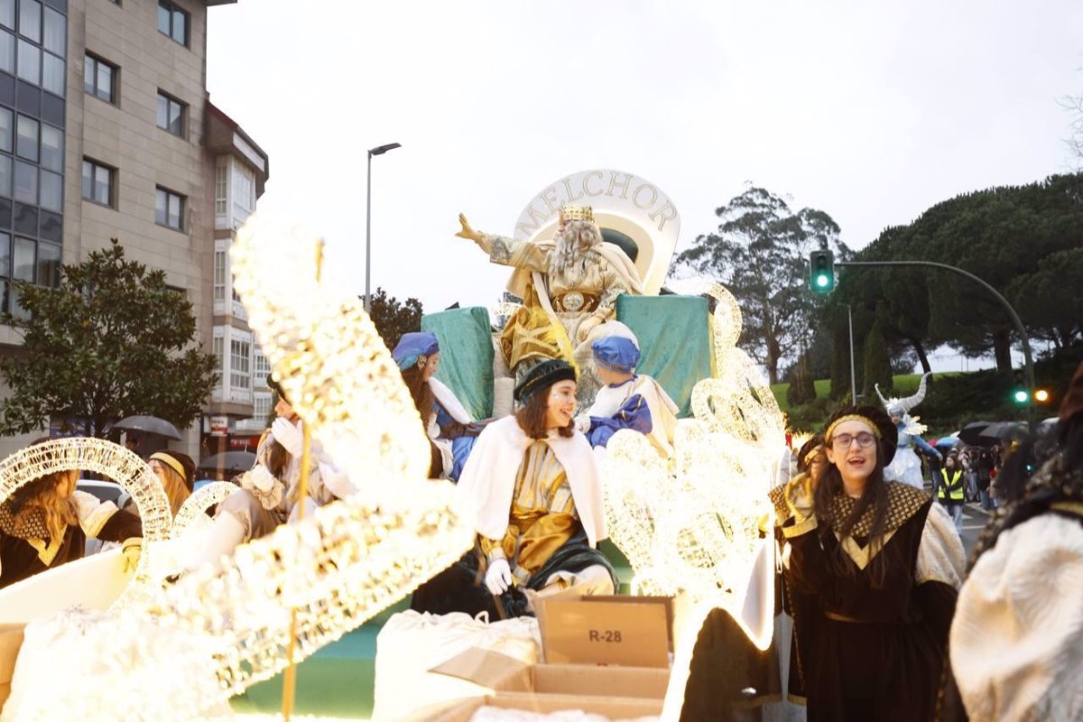 Los Reyes Magos llegan a Santiago en un año con doble trabajo para que la lluvia no perjudique su recorrido por Galicia