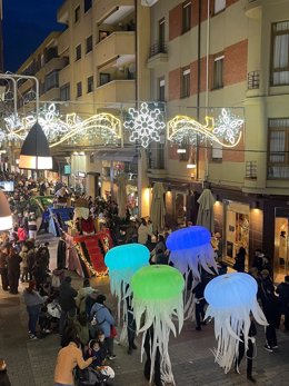 La calle Mantería de Valladolid recibe a los Reyes Magos en su tradicional Cabalgata