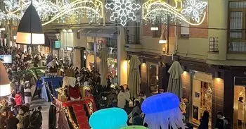 La calle Mantería de Valladolid recibe a los Reyes Magos en su tradicional Cabalgata