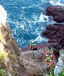 Bomberos rescatan un perro caído al mar por un acantilado de Castro