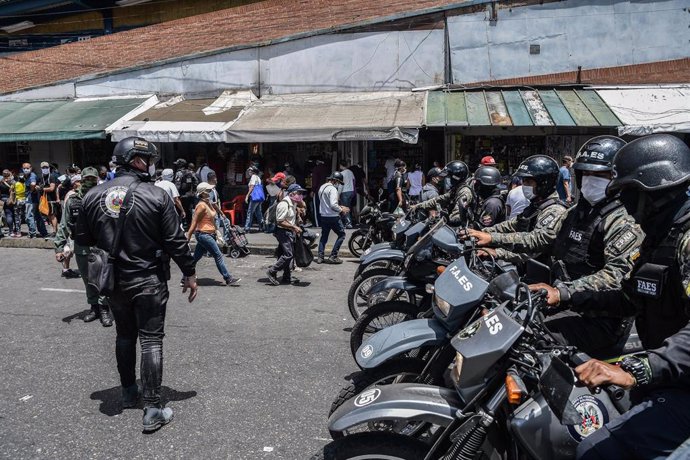 Archivo - Agentes de las fuerzas de seguridad en Caracas